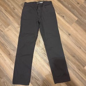 Men’s Carhartt Relaxed Fit. NWT. 33x34. Relaxed fit canvas work pants.